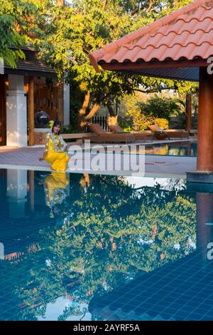 Un modèle de tournage au Rupar Mandalar Resort à Mandalay, au Myanmar avec un modèle à la piscine de l'hôtel. Banque D'Images