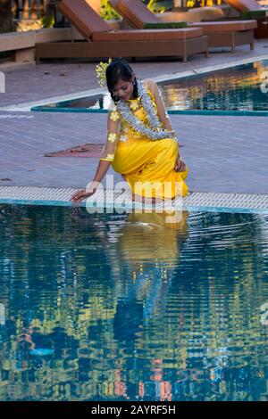 Un modèle de tournage au Rupar Mandalar Resort à Mandalay, au Myanmar avec un modèle à la piscine de l'hôtel. Banque D'Images