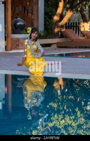 Un modèle de tournage au Rupar Mandalar Resort à Mandalay, au Myanmar avec un modèle à la piscine de l'hôtel. Banque D'Images