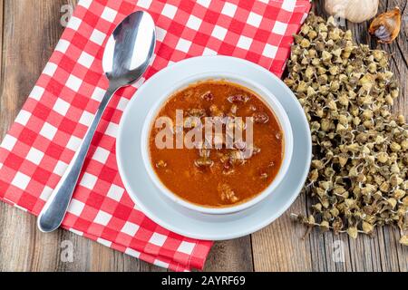 Les plats traditionnels turcs, l'Okra Soup - style Konya ; soupe d'okra séchée au citron. Banque D'Images