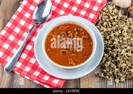 Les plats traditionnels turcs, l'Okra Soup - style Konya ; soupe d'okra séchée au citron. Banque D'Images