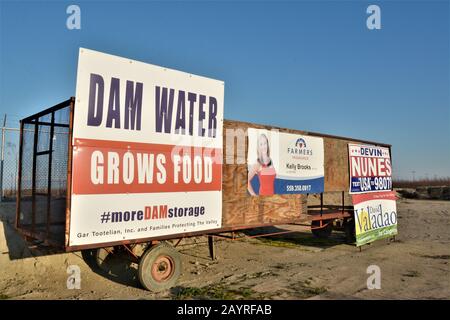 Signes sur la construction de barrages pour le stockage de l'eau et la nourriture croissante à manger Devin Nunes district de Californie sécheresse politique des Etats-Unis Congressman de Visalia Banque D'Images