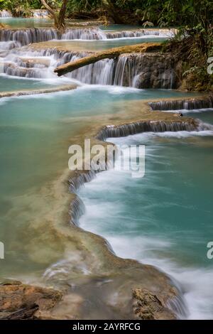 Cascades et piscines bleu turquoise des chutes Kuang si près de Luang Prabang au Laos. Banque D'Images