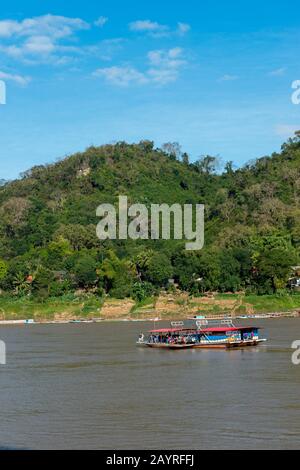Vue sur un ferry sur le Mékong à Luang Prabang au Laos central. Banque D'Images