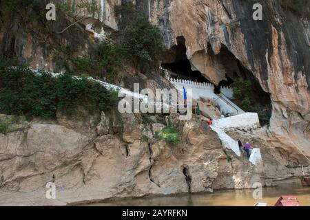 Vue sur la grotte de Pak Ou dans une montagne de calcaire sur le Mékong près de Luang Prabang au Laos central. Banque D'Images