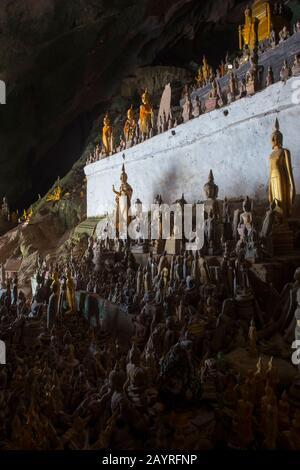 Des milliers de statues de Bouddha se trouvent dans la Tham Ting (grotte inférieure) des grottes de Pak Ou, située dans une montagne de calcaire au-dessus du Mékong, près de Luang Banque D'Images