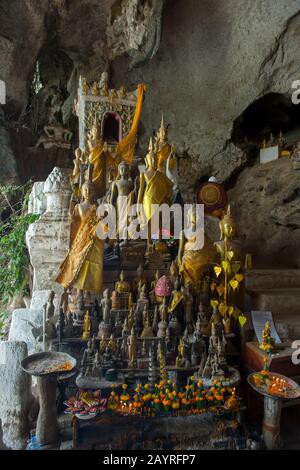 Des milliers de statues de Bouddha se trouvent dans la Tham Ting (grotte inférieure) des grottes de Pak Ou, située dans une montagne de calcaire au-dessus du Mékong, près de Luang Banque D'Images