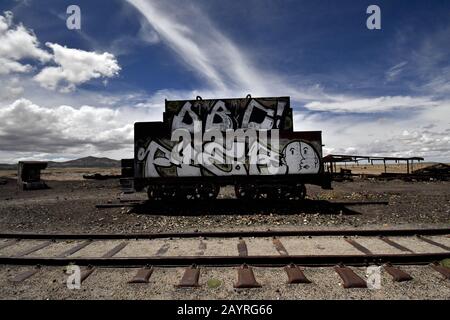 Potosi, Bolivie. 14 février 2020. A la périphérie déserte de la petite ville d'Uyuni, la région de Potosi, en Bolivie, est le Grand cimetière du train. Uyuni est un important centre de transport pour les trains en Amérique du Sud depuis la fin du XIXe siècle. Les plans d'expansion et de construction d'un réseau encore plus important de trains à partir d'Uyuni au XIXe siècle ont été arrêtés par l'effondrement de l'industrie minière dans les années 1940. De nombreux trains importés de Grande-Bretagne ont été abandonnés en dehors d'Uyuni. De nombreux morceaux de métal ont été volés parce qu'il n'y a pas de clôture ou de gardes autour des trains et les vents de sel de près Banque D'Images