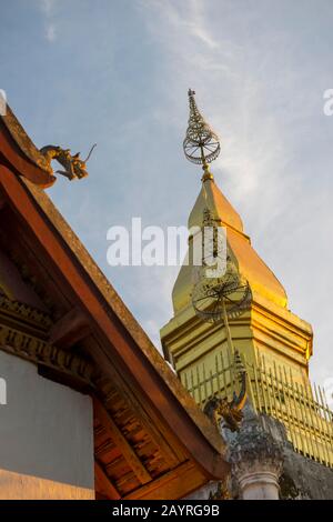 Lumière du soir sur la stupa dorée de Wat Chom si au sommet du mont Phou si à Luang Prabang au Laos central. Banque D'Images