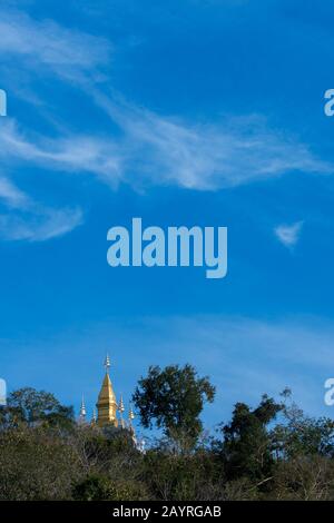 Vue sur la stupa dorée de Wat Chom si au sommet du mont Phou si à Luang Prabang au Laos central. Banque D'Images