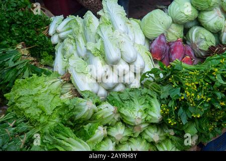 Produits à vendre sur le marché du début de la matinée dans la ville de Luang Prabang, classée au patrimoine mondial de l'UNESCO, au Laos central. Banque D'Images