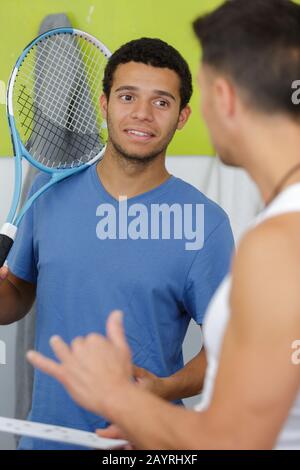 gros plan du joueur de tennis professionnel parlant à l'entraîneur Banque D'Images