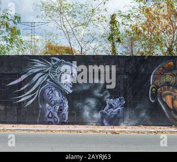 Fresque d'art de rue représentant le guerrier et la déité mayas. Merida, Yucatan, Mexique. Banque D'Images