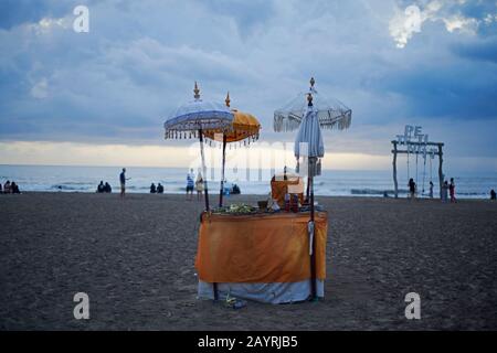 Offre de prière balinaise à la plage de Petitenget au coucher du soleil Banque D'Images