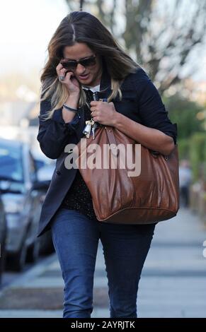 Dossier : Caroline Flack a trouvé mort à 40 après avoir commis le suicide le 14 février. Londres, Royaume-Uni. 11 janvier 2012. Londres, ANGLETERRE - 11 JANVIER : Caroline Flack, l'hôte britannique de X-tra Factor TV, est photographiée pour retourner à sa maison du nord de Londres, après des vacances d'hiver en Inde avec des amis. Le 11 janvier 2012 à Londres, Angleterre. Banque D'Images