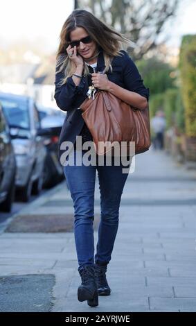 Dossier : Caroline Flack a trouvé mort à 40 après avoir commis le suicide le 14 février. Londres, Royaume-Uni. 11 janvier 2012. Londres, ANGLETERRE - 11 JANVIER : Caroline Flack, l'hôte britannique de X-tra Factor TV, est photographiée pour retourner à sa maison du nord de Londres, après des vacances d'hiver en Inde avec des amis. Le 11 janvier 2012 à Londres, Angleterre. Banque D'Images