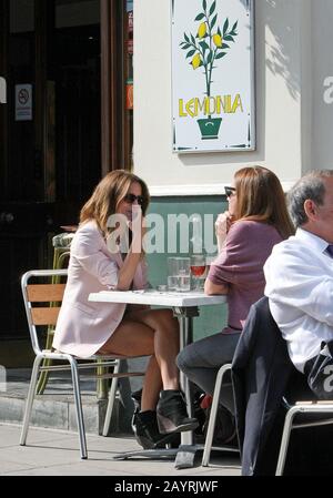 Dossier : Caroline Flack a trouvé mort à 40 après avoir commis le suicide le 14 février. Londres, Royaume-Uni. 30 mars 2012. Londres, ANGLETERRE - 30 MARS : Caroline Flack déjeuner dans un café. Caroline Louise Flack est présentateur de télévision en anglais. Elle est connue pour avoir présenté je suis une célébrité.Obtenez-moi D'Ici! MAINTENANT ! de 2008 à 2010. Le 31 mai 2011, il a été confirmé que Flack co-présenterait la huitième série de l'Xtra Factor aux côtés d'Olly murs, et ne retournerait pas pour présenter la série 2011 de Get Me Out Of Here! MAINTENANT!. Banque D'Images