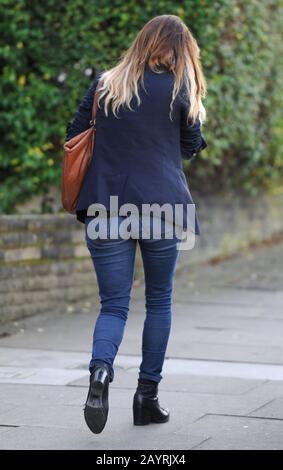 Dossier : Caroline Flack a trouvé mort à 40 après avoir commis le suicide le 14 février. Londres, Royaume-Uni. 11 janvier 2012. Londres, ANGLETERRE - 11 JANVIER : Caroline Flack, l'hôte britannique de X-tra Factor TV, est photographiée pour retourner à sa maison du nord de Londres, après des vacances d'hiver en Inde avec des amis. Le 11 janvier 2012 à Londres, Angleterre. Banque D'Images