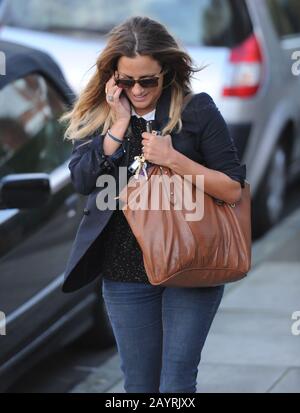 Dossier : Caroline Flack a trouvé mort à 40 après avoir commis le suicide le 14 février. Londres, Royaume-Uni. 11 janvier 2012. Londres, ANGLETERRE - 11 JANVIER : Caroline Flack, l'hôte britannique de X-tra Factor TV, est photographiée pour retourner à sa maison du nord de Londres, après des vacances d'hiver en Inde avec des amis. Le 11 janvier 2012 à Londres, Angleterre. Banque D'Images