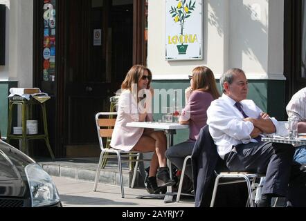 Dossier : Caroline Flack a trouvé mort à 40 après avoir commis le suicide le 14 février. Londres, Royaume-Uni. 30 mars 2012. Londres, ANGLETERRE - 30 MARS : Caroline Flack déjeuner dans un café. Caroline Louise Flack est présentateur de télévision en anglais. Elle est connue pour avoir présenté je suis une célébrité.Obtenez-moi D'Ici! MAINTENANT ! de 2008 à 2010. Le 31 mai 2011, il a été confirmé que Flack co-présenterait la huitième série de l'Xtra Factor aux côtés d'Olly murs, et ne retournerait pas pour présenter la série 2011 de Get Me Out Of Here! MAINTENANT!. Banque D'Images