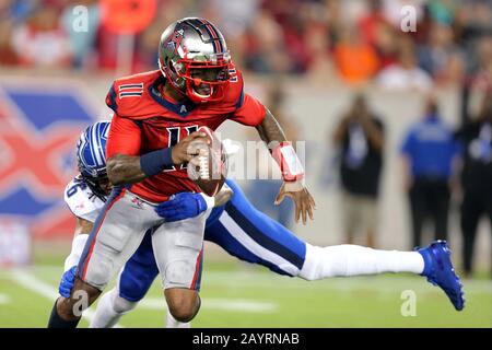 Houston, Texas, États-Unis. 16 février 2020. Houston Roughnecks quarterback P.J. Walker (11) évite la sécurité des Battlehawks de St. Louis Dexter McCoil (26) tout en transportant le ballon pendant le deuxième trimestre du match de saison régulière XFL au stade TDECU de Houston, Texas, le 16 février 2020. Crédit: Erik Williams/Zuma Wire/Alay Live News Banque D'Images