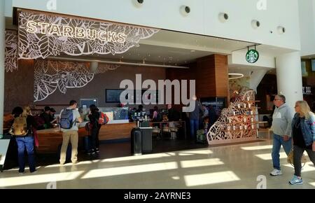 La Nouvelle-Orléans, Louisiane, États-Unis - le 8 février 2020 - la vue du nouveau Starbucks Store par l'aéroport Louis Armstrong Banque D'Images
