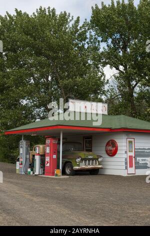 Une ancienne station-service avec collection de voitures anciennes dans une ferme près de Colfax dans le comté de Whitman dans la Palouse, État de Washington, États-Unis. Banque D'Images