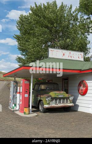 Une ancienne station-service avec collection de voitures anciennes dans une ferme près de Colfax dans le comté de Whitman dans la Palouse, État de Washington, États-Unis. Banque D'Images