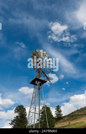 Ancien moulin à vent dans une ferme près de Colfax dans le comté de Whitman dans la Palouse, État de Washington, États-Unis. Banque D'Images