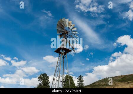 Ancien moulin à vent dans une ferme près de Colfax dans le comté de Whitman dans la Palouse, État de Washington, États-Unis. Banque D'Images