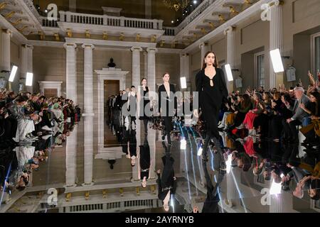 Victoria Beckham AW20 Runway pendant la semaine de la mode de Londres Février 2020 - Londres, Royaume-Uni 16/02/2020 | utilisation dans le monde entier Banque D'Images