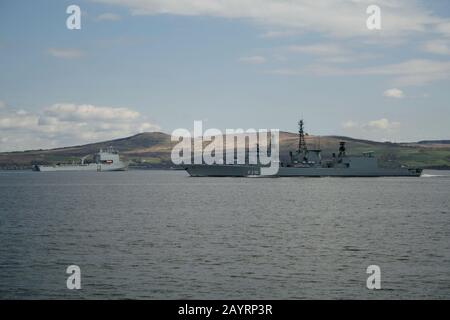 Le FGS Bremen (F210) de la Marine allemande et le RFA Mounts Bay de la Royal Fleet Auxiliary (L3008), au large de Greenock pendant l'exercice joint Warrior 12-1. Banque D'Images