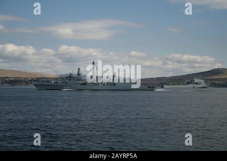 Le FGS Bremen (F210) de la Marine allemande et le RFA Mounts Bay de la Royal Fleet Auxiliary (L3008), au large de Greenock pendant l'exercice joint Warrior 12-1. Banque D'Images