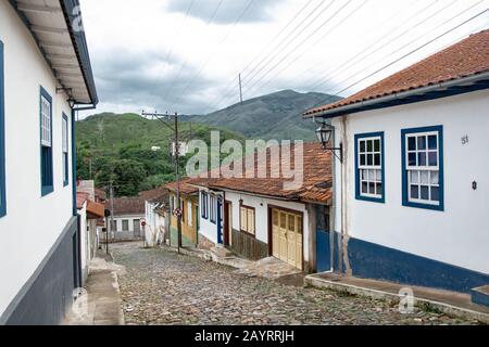 Mariana, MINAS GERAIS, BRÉSIL - 23 DÉCEMBRE 2019: Maisons de style colonial avec des montagnes en arrière-plan à Mariana, Minas Gerais - Brésil. Mariana i Banque D'Images