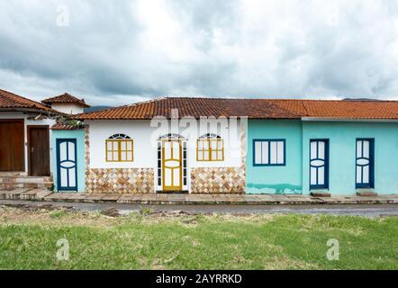 MARIANA, MINAS GERAIS, BRÉSIL. 23 décembre 2019: Maisons colorées typiques des villes coloniales de Minas Gerais, Brésil. Mariana est la plus ancienne ville de Banque D'Images