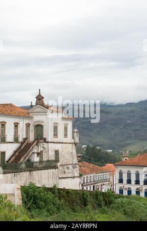 Ouro PRETO, MINAS GERAIS, BRÉSIL - 23 DÉCEMBRE 2019: Paysage vertical de l'observatoire astronomique 'Escola de Minas' avec montagne dans le dos Banque D'Images