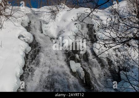 Vue sur la chute d'eau d'Oshinkoshin partiellement gelée en hiver dans le parc national d'Abashiri Shiretoko (site classé au patrimoine mondial de l'UNESCO), péninsule de Shiretoko Banque D'Images