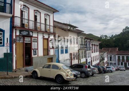 Ouro PRETO, MINAS GERAIS, BRÉSIL - 24 DÉCEMBRE 2019: Long tir de maisons colorées et voiture de coléoptère à Largo do Rosario, Ouro Preto, Minas Gerais, Braz Banque D'Images