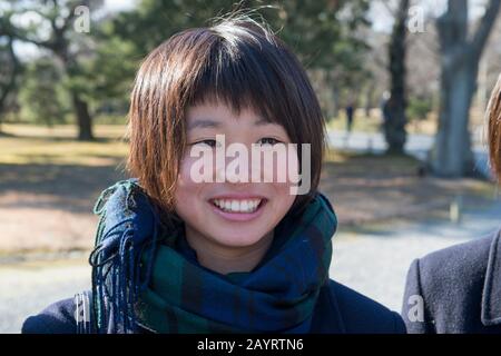 Portrait d'une adolescente du lycée à Kyoto, Japon. Banque D'Images