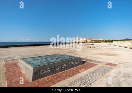 27 Novembre 2019, La Havane, Cuba. Le remblai de Malecon sur le fond de la forteresse El Morro Banque D'Images