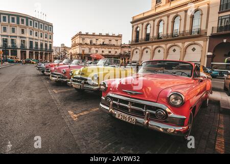 27 novembre 2019, la Havane, Cuba : voitures américaines d'époque multicolores à la Havane Banque D'Images