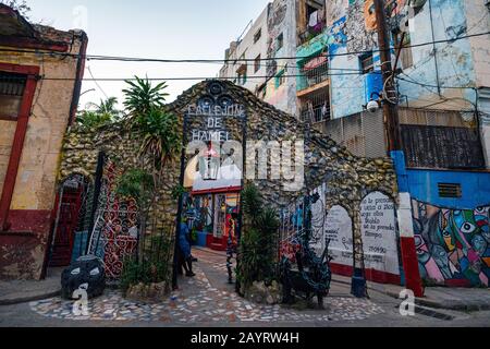 27 novembre 2019, la Havane, Cuba : entrée à Callejon de Hamel à la Havane, Cuba. Callejon de Hamel est considéré comme un temple public à Santeria Banque D'Images