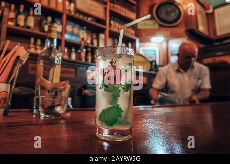 27 novembre 2019, la Havane, Cuba: La Bodeguita del Medio à la Havane, Cuba, le lieu de naissance de Mojito, une attraction touristique célèbre et a été un favori Banque D'Images