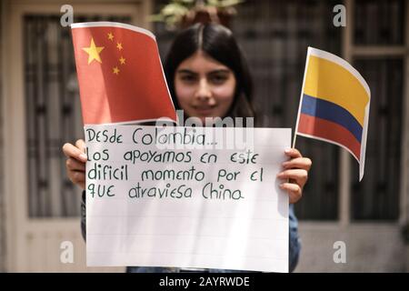 Bogota, Colombie. 7 février 2020. Ana Sophia, une jeune colombienne de 11 ans, montre un message d'encouragement pour le peuple chinois à Bogota, Colombie, 7 février 2020. Les enfants et les adolescents de toute l'Amérique latine ont exprimé leur soutien à la Chine et à ses habitants lorsqu'ils sont confrontés à une épidémie de coronavirus nouveau officiellement nommée par l'Organisation mondiale de la santé (OMS) comme COVID-19. Crédit: Jhon Paz/Xinhua/Alay Live News Banque D'Images