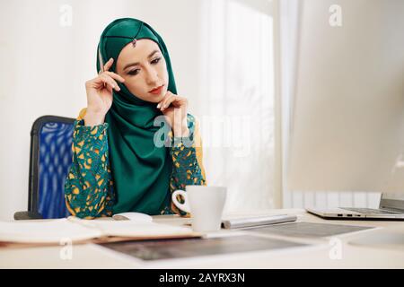 Portrait de la jeune femme d'affaires musulmane qui réfléchit à des idées pour une nouvelle stratégie de marketing Banque D'Images