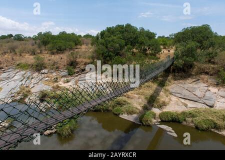 Vue sur le pont au-dessus de la rivière Talek au camp Mara Intrepids dans La Réserve nationale Masai Mara au Kenya. Banque D'Images
