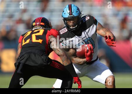 16 février 2020: Dallas Renegades Tight end Sean Price (80) Eyes LA Wildcats sécurité Jerome Couplin (22) comme il court après la prise dans le jeu entre Dallas Renegades et Los Angeles Wildcats, Dignité Health Sports Park, Carson, CA. Peter Joneleit/CSM Banque D'Images