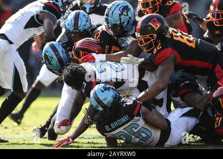 16 février 2020 : un joueur de Dallas Renegades perd son casque lors d'une course difficile qui arrête de jouer au milieu du jeu entre Dallas Renegades et Los Angeles Wildcats, Dignité Health Sports Park, Carson, CA. Peter Joneleit/CSM Banque D'Images