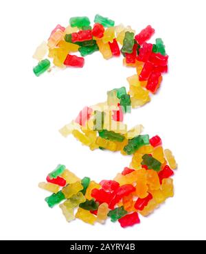 Le chiffre arabe '3' de la marmelade à mâcher multicolore sur un fond blanc isolé. Motif alimentaire à base de bonbons pour enfants. Alpha brillant Banque D'Images