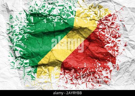 Le drapeau national de la République du Congo est peint sur du papier froissé. Drapeau imprimé sur la feuille. Image drapeau pour la conception sur des dépliants, la publicité. Banque D'Images